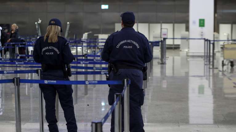 Στη φάκα μέλος διεθνούς σπείρας ναρκωτικών στο &quot;Ελ. Βενιζέλος&quot; - Θα περνούσε 7,5 κιλά κάνναβης και 4.770 ecstasy