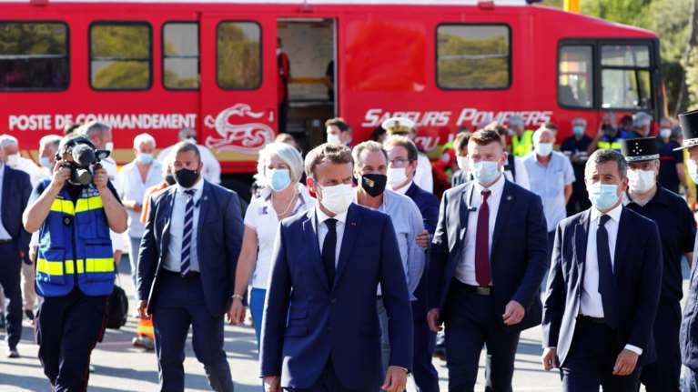 Γαλλία: Ενας νεκρός από τη φωτιά στο Σεν Τροπέ  - Ο Μακρόν στον τόπο των επιχειρήσεων