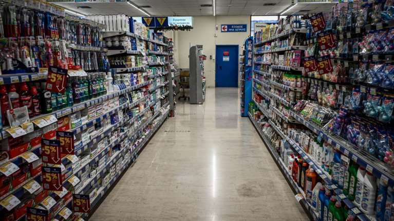 Σούπερ Μάρκετ: Οι μεταχρονολογημένες επιταγές και ο κίνδυνος να μειωθούν οι κωδικοί στο ράφι