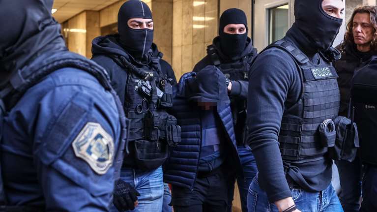 Επεισόδια στου Ρέντη: Δικηγόρος 18χρονου - &quot;Ξέρει ποιος του έδωσε τη φωτοβολίδα και φοβάται να μιλήσει&quot; [βίντεο]