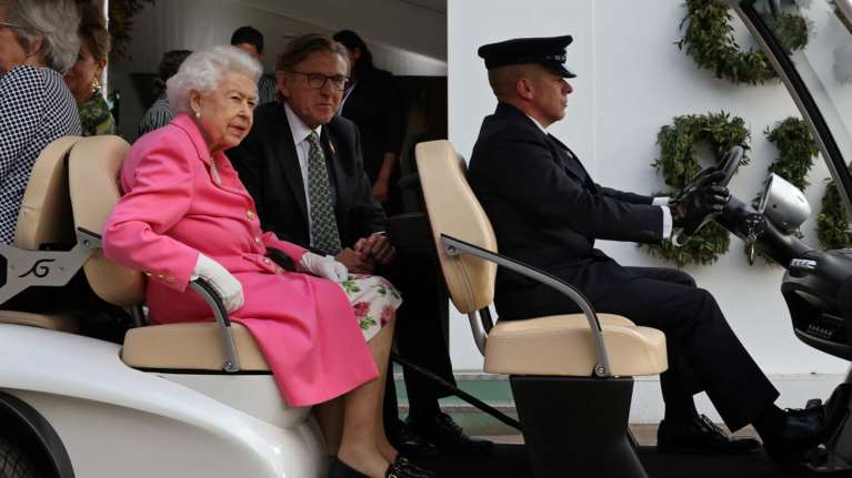 Η βασίλισσα Ελισάβετ σε ρόδες: Η πρώτη δημόσια εμφάνιση πάνω στο ειδικό ηλεκτρικό αμαξίδιό της