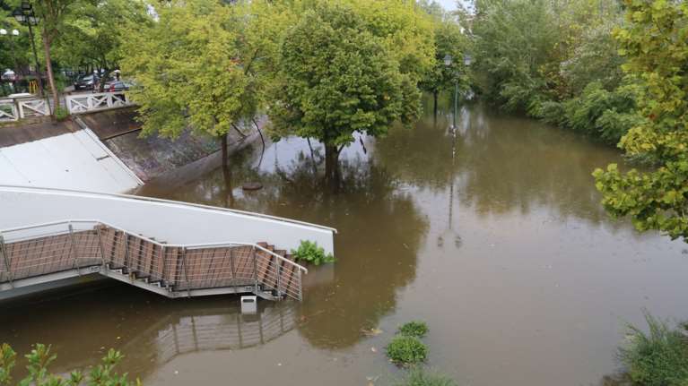 Κακοκαιρία Daniel: Ανέβηκε επικίνδυνα η στάθμη του Πηνειού - Ζητείται απομάκρυνση όσων είναι εντός της πλημμυρικής ζώνης
