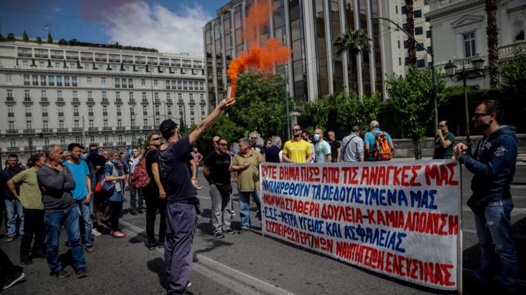 Πάλι τα ίδια: Μερικές δεκάδες εργαζομένων των ναυπηγείων Ελευσίνας "μπλόκαραν" το κέντρο της Αθήνας [εικόνες]