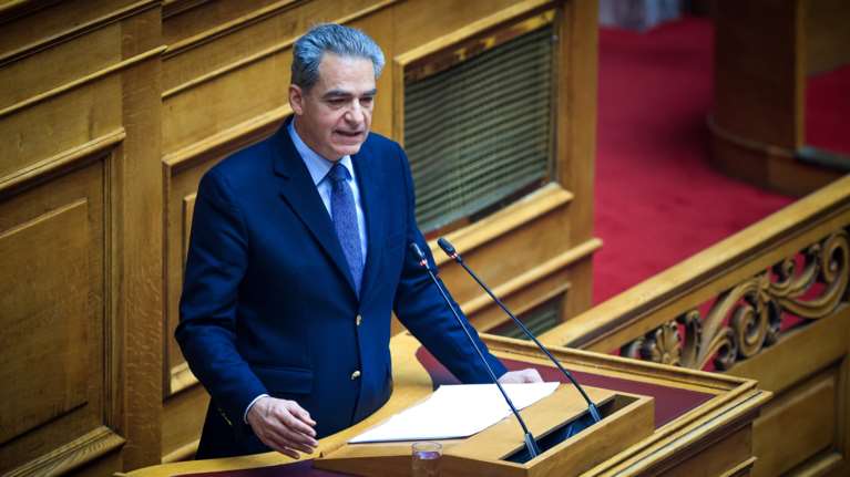 Άγγελος Συρίγος: Σάλος με άρθρο του για τα Τέμπη - &quot;Το 2043 να ψιθυρίσουμε στα θύματα ότι ο χαμός τους έγινε αφορμή να ξυπνήσουμε&quot;