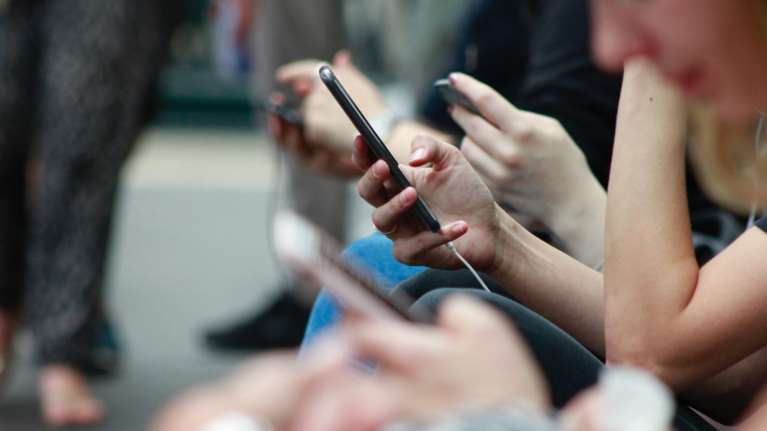 Ανησυχία σε Λύκειο στις Σέρρες: Μαθήτριες διακινούν πορνογραφικό υλικό από τα κινητά