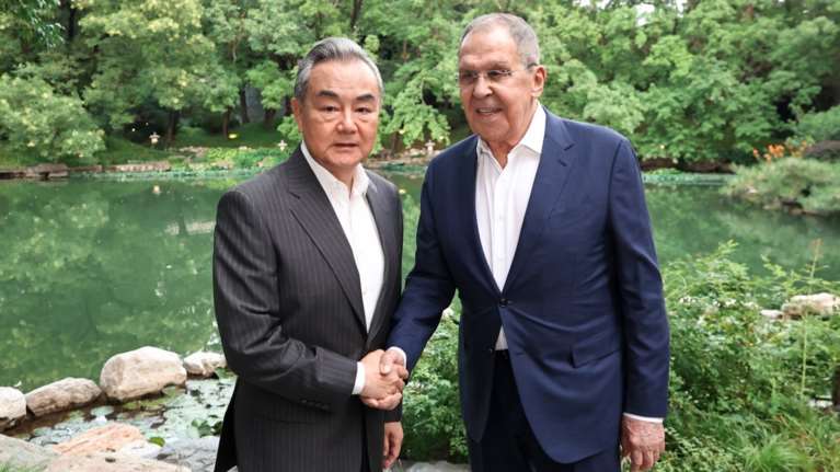 Στο Πεκίνο ο Λαβρόφ για τις σχέσεις με τις ΗΠΑ και το Ουκρανικό