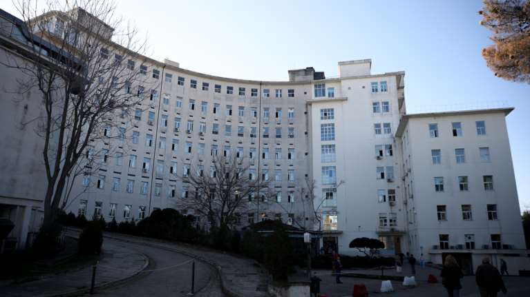 Εικόνες σοκ στο νοσοκομείο ΚΑΤ: Γέννησε μέσα στη λεκάνη της τουαλέτας - &quot;Δεν ήξερα ότι είμαι έγκυος&quot;