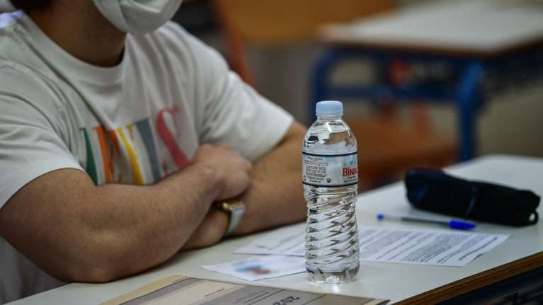 Πανελλήνιες 2022: Τι επιτρέπεται και τι απαγορεύεται να έχουν οι υποψήφιοι - Πότε μηδενίζεται το γραπτό