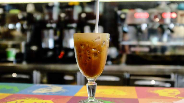 &quot;Πικρός&quot; από σήμερα ο καφές στο τραπέζι - Παραμένει στο 13% η παράδοση στο χέρι και το delivery