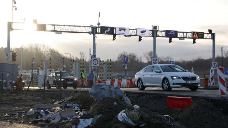 Ουκρανία: Η εφιαλτική στιγμή που ηχούν οι σειρήνες του πολέμου στο Κίεβο - Εικόνες πανικού [βίντεο]