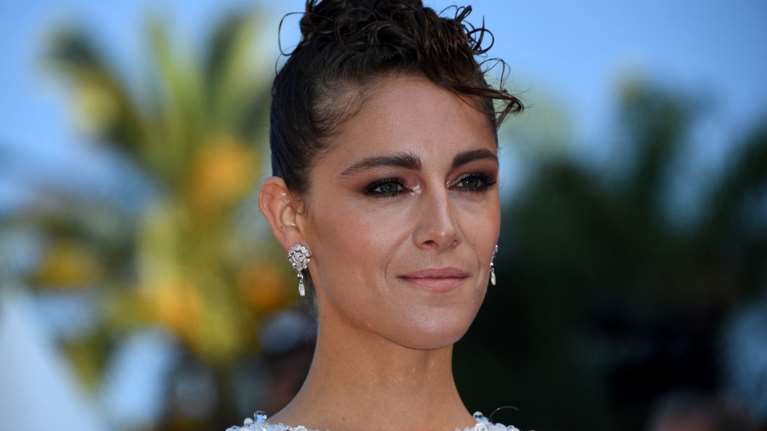 Η σύζυγος του Γιώργου Λάνθιμου έκανε το ντεμπούτο της στην πασαρέλα