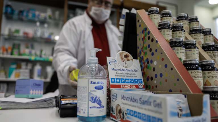 Εως τρία μπουκάλια αντισηπτικά θα μπορούν να προμηθεύονται πλέον οι καταναλωτές