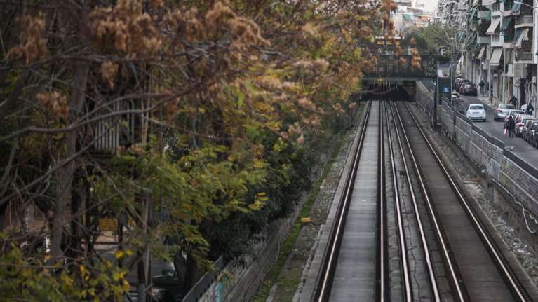 ΗΣΑΠ: Νεκρός ο 30χρονος που έπεσε από πεζογέφυρα ανάμεσα σε ΚΑΤ και Μαρούσι - Διακοπή δρομολογίων