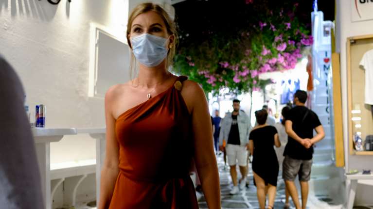 Υπέρκομψες με μάσκες: Οι κυρίες της Μυκόνου παραδίδουν μαθήματα στυλ, στα σοκάκια του νησιού [εικόνες]