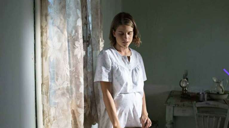 Άγριες Μέλισσες: Η γκάφα της παραγωγής - Το πλαστικό ποτήρι και το κινητό δίπλα στη Δρόσω [Εικόνα]