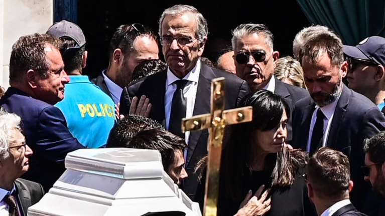 Ο τελευταίος αποχαιρετισμός στην κόρη του Αντώνη Σαμαρά: Βαθιά οδύνη στην κηδεία της - &quot;Καλό ταξίδι Λενάκο μου&quot;