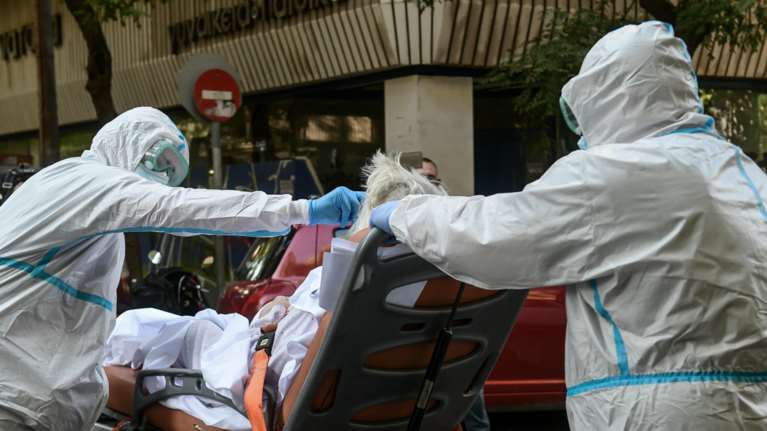 Κορονοϊός: Νέος συναγερμός με 15 κρούσματα σε γηροκομείο στον Πειραιά - 4 ασθενείς διακομίζονται στο &quot;Αττικό&quot;