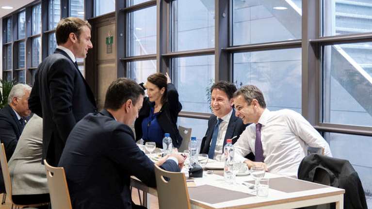 Οι χαλαρές στιγμές των επτά ηγετών στο εστιατόριο και τα γέλια Μητσοτάκη