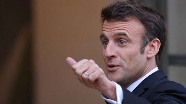 Μακρόν: Μετά το ρολόι, νέος σάλος με το κοστούμι του στη συνέντευξη για το ασφαλιστικό - Είναι Hermes ή είναι fake news;