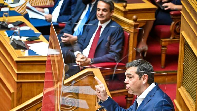 Στα άκρα η πολιτική σύγκρουση στη Bουλή για τις υποκλοπές - Οι γραμμές και τα όπλα Μητσοτάκη και Τσίπρα