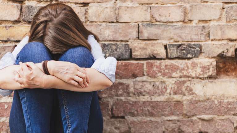 Γλυφάδα: &quot;Φρίκαρε ο ιατροδικαστής, την άφησαν με τα εσώρουχα&quot; - Η αιτία του άγριου ξυλοδαρμού της 14χρονης από 20 άτομα