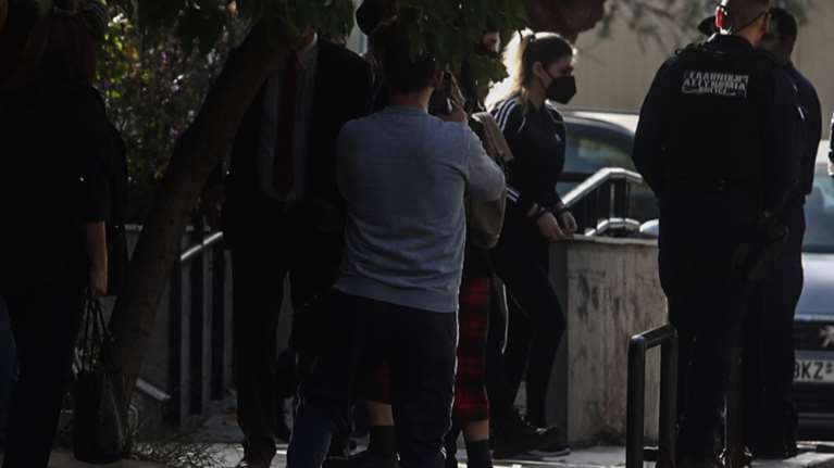 Ρούλα Πισπιρίγκου: Εμφανώς αδυνατισμένη και ανέκφραστη στην ανακρίτρια [Εικόνες - Βίντεο]