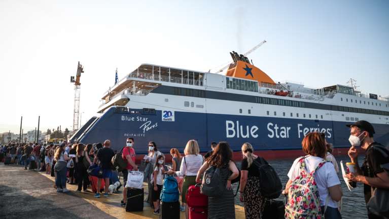 Κορυφώνεται το κύμα εξόδου των αδειούχων - Μεγάλη κίνηση σε λιμάνια και ΚΤΕΛ [βίντεο]