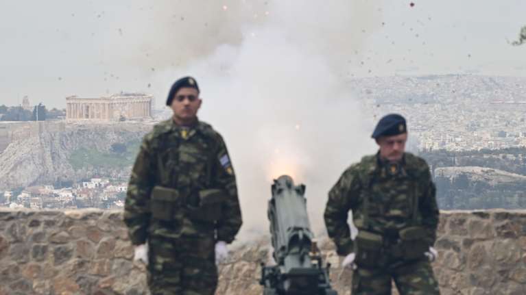 Οι 21 κανονιοβολισμοί στον Λυκαβηττό για τον εορτασμό της 25ης Μαρτίου [εικόνες - βίντεο]