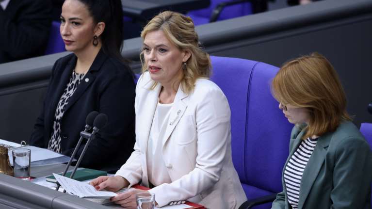 Γερμανία: Πρωτοφανής δήλωση από την πρόεδρο της Bundestag - "Είμαστε ο οίκος ανοχής της Ευρώπης"