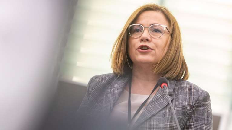 Σπυράκη: &quot;Ο πρωθυπουργός θα κρίνει αν θα είμαι εκ νέου υποψήφια&quot; - Στο αρχείο η υπόθεση με τις αμοιβές του βοηθού της