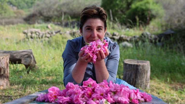 Ο Δημήτρης και η Ελένη άφησαν την Αθήνα για μια λουλουδένια ζωή στη Φίλια της Λέσβου - Τι είναι το ροδόσταγμα [εικόνες]