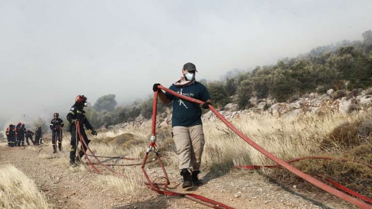 Εκκενώνενται προληπτικά η δομή της Αμυγδαλέζας - Μεταφέρονται με λεωφορεία 700 μετανάστες
