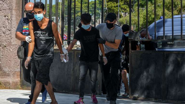 Φωτιά στη Μόρια: Προφυλακίστηκαν οι 6 Αφγανοί που κατηγορούνται για εμπρησμό