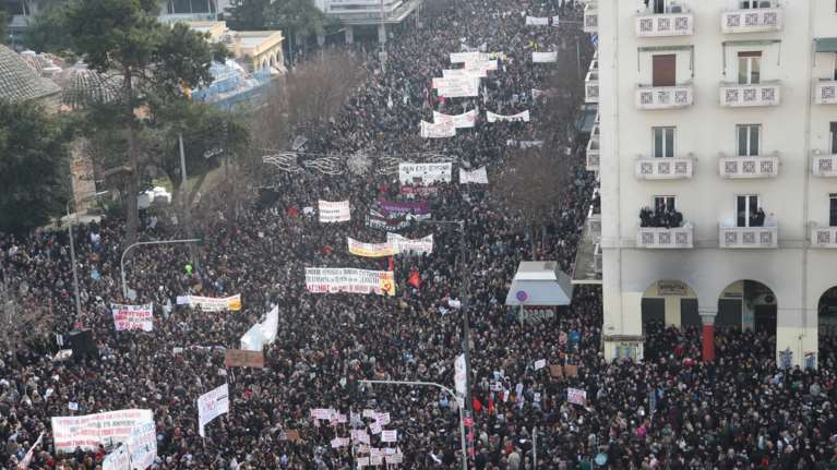 Τέμπη: Απίστευτος κόσμος και στη Θεσσαλονίκη - Από παιδιά μέχρι ηλικιωμένους που ζητούν δικαιοσύνη [εικόνες - βίντεο]