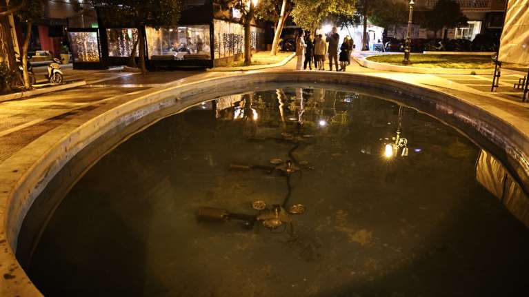 Αποκάλυψη για τη 2χρονη στην Καλλιθέα: Παραπέτασμα έκρυβε τη θέα από το σιντριβάνι -Πώς χάθηκαν πολύτιμα λεπτά