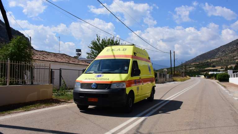 Τροχαίο στη Σαλαμίνα: Μετωπική σύγκρουση δύο ΙΧ - Ο οδηγός του ενός είναι μόλις 16 ετών και είναι σοβαρά τραυματισμένος