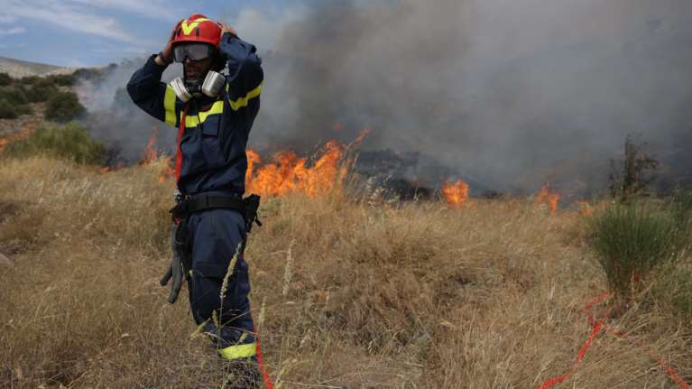 Φωτιά στη Βούλα: Πυροσβέστης μεταφέρθηκε στο νοσοκομείο με αναπνευστικά προβλήματα [εικόνες, βίντεο]