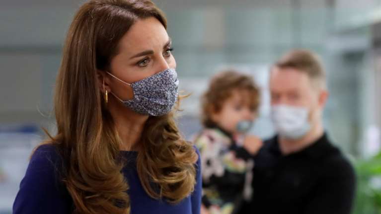 Κέιτ Μίντλετον: Με μπλε navy φόρεμα και φλοράλ μάσκα στη νέα της εμφάνιση