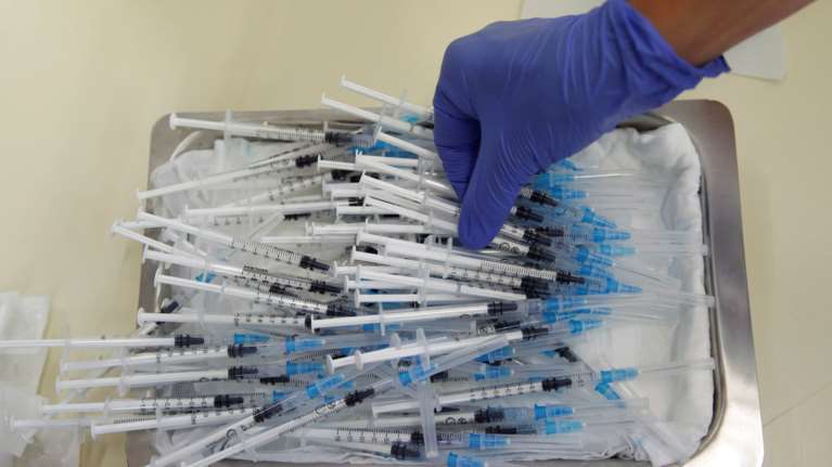 "Βόμβα" Μαγιορκίνη: "Δεν αποκλείω τρίτη δόση σε όλους - Η Pfizer ετοιμάζει εμβόλιο για τη μετάλλαξη Δέλτα" [Βίντεο]