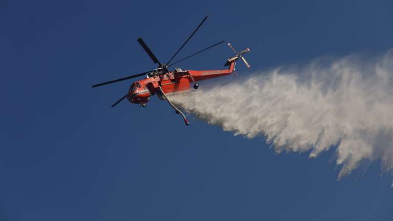 Φωτιά στα Πετράλωνα Μεσσηνίας: Σηκώθηκαν 3 εναέρια