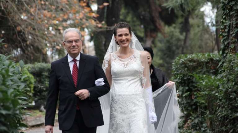 Πασίγνωστη Ελληνίδα ηθοποιός πάντρεψε την κούκλα κόρη της [εικόνες]