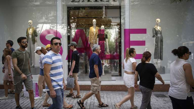 Ξεκινούν τη Δευτέρα οι θερινές εκπτώσεις - Ποια Κυριακή θα είναι ανοιχτά τα καταστήματα