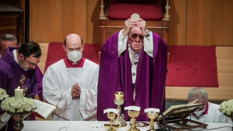 Πάπας Φραγκίσκος: Καθολική Θεία Λειτουργία στο Μέγαρο Μουσικής Αθηνών