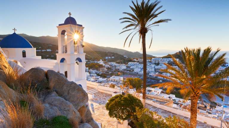 Το &quot;διαμάντι&quot; των Κυκλάδων: Από τους hippies των 60&#39;s, τους ροκάδες των 80&#39; s και τους ravers των 90&#39;s, στο σήμερα