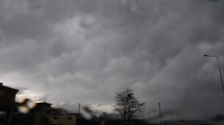 Καιρός: Συννεφιά με σποραδικές βροχές σήμερα Κυριακή - Πού θα κυμανθεί η θερμοκρασία - Επιδείνωση από αύριο