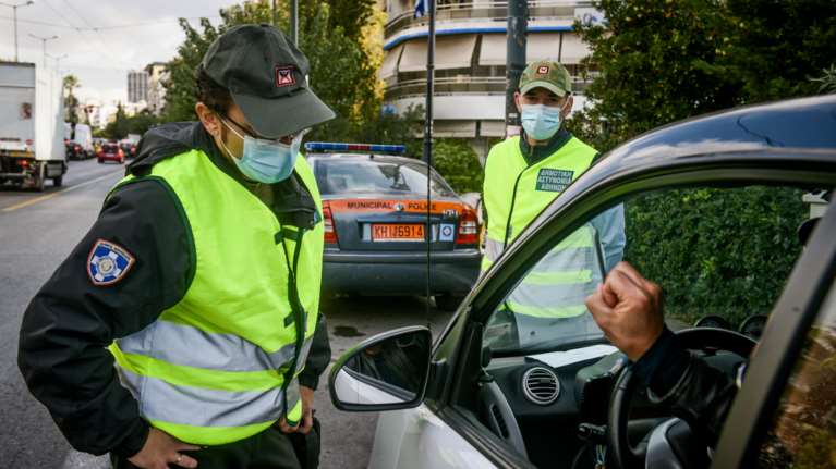 Τσουνάμι 1.072.575 ελέγχων το Νοέμβριο από την αστυνομία: 18.692 πρόστιμα για παραβάσεις των μέτρων