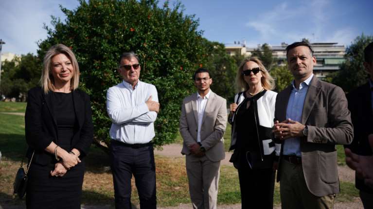 Χάρης Δούκας και Μαρία Καρυστιανού στο σημείο που θα ανεγερθεί &quot;Το Δένδρο των Ψυχών&quot; για τα θύματα των Τεμπών