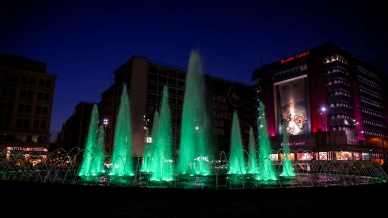 Ομόνοια: Πρασίνισε το συντριβάνι για το Ιωβηλαίο του Γουέμπλεϊ [Εικόνες]