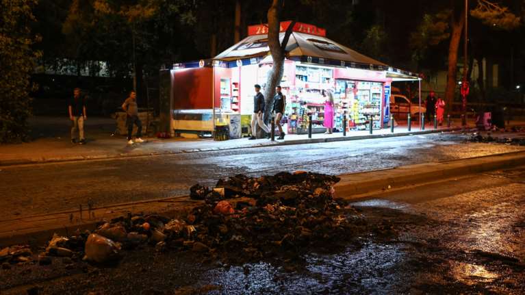 Επεισόδια στη φοιτητική εστία στα Ιλίσια: Εστησαν οδοφράγματα και έβαλαν φωτιές στην Ούλωφ Πάλμε - Δύο αστυνομικοί τραυματίες