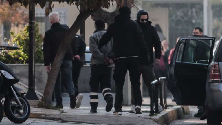 Κολωνός: Στην Ανακρίτρια οι 5 συλληφθέντες για τους βιασμούς της 12χρονης - Ο Μίχος έκλεινε τα ραντεβού